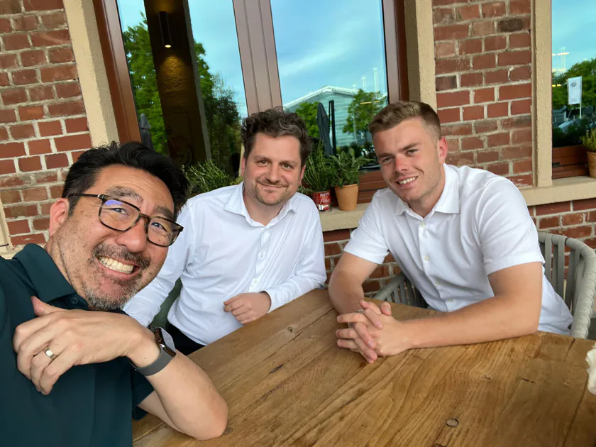 Selfie von Gene Kim mit dem DevelopAway-Team in München